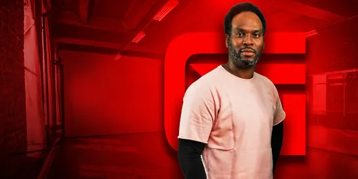 Fred (Frédéric Gazon), professeur de Bachata, sur un fond rouge