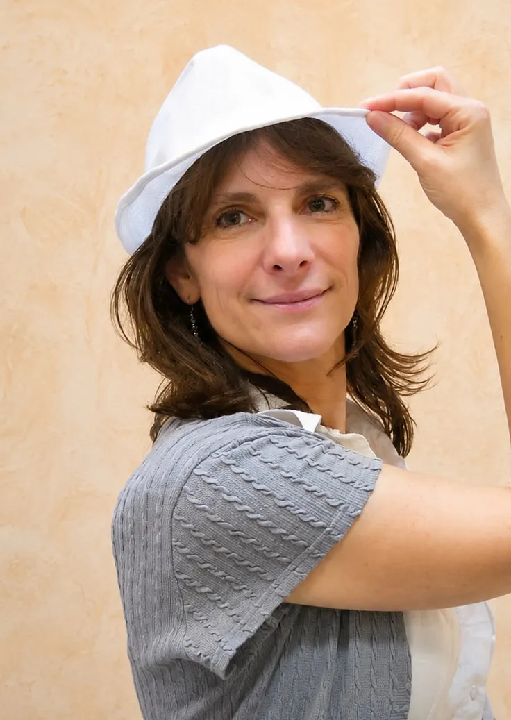Valérie Balandras, professeure de Danse en Ligne, souriante avec un chapeau blanc