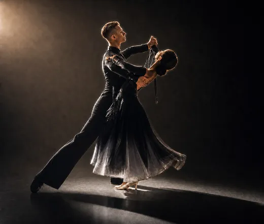 Couple de danseurs de danses de salon en contre-jour sur une piste sombre